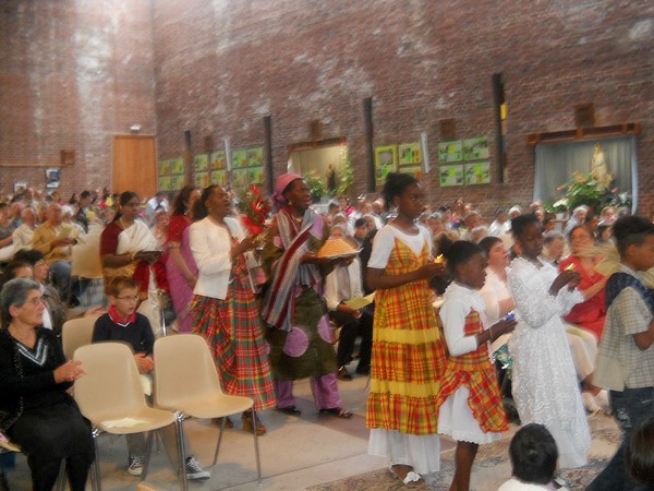 Procession des offrandes lors de la messe du doyenné du 19 juin 2011